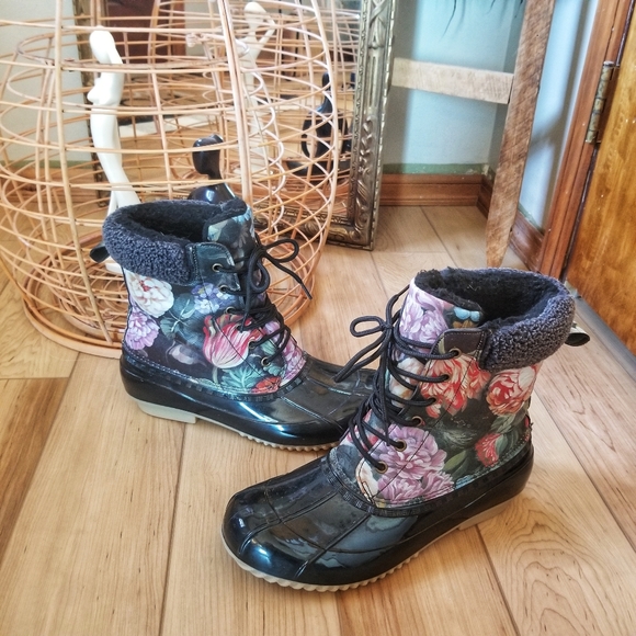 JustFab Shoes - NWOT JustFab Floral Insulated Boots